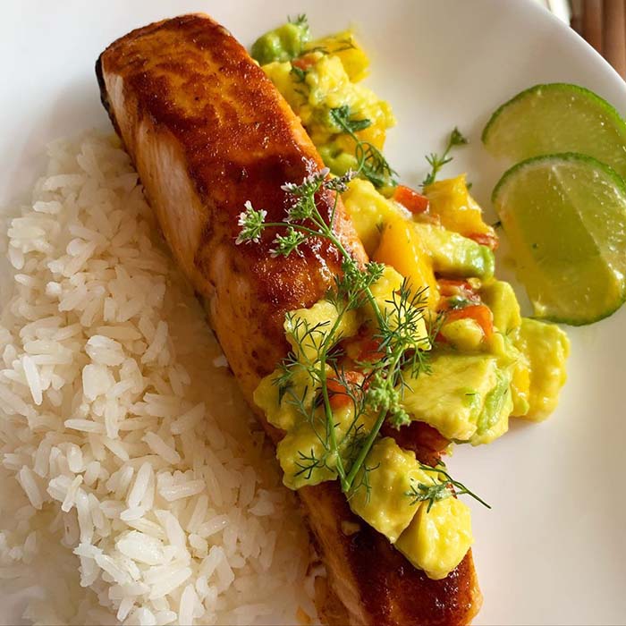 Receta: Salmón al horno con salsa de aguacate y mango